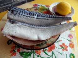 Скумбрия с картошкой в фольге в духовке - шаг 1