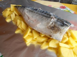 Скумбрия с картошкой в фольге в духовке - шаг 7