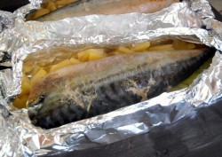 Скумбрия с картошкой в фольге в духовке - шаг 9
