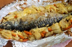 название картинки Скумбрия с овощами в духовке в фольге запеченная