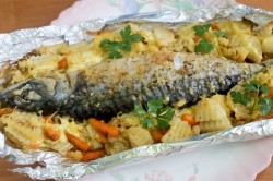название картинки Скумбрия с овощами в духовке в фольге запеченная