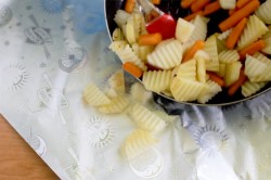 название картинки Скумбрия с овощами в духовке в фольге запеченная