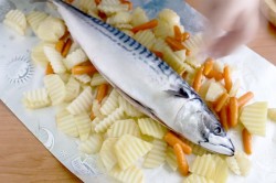 название картинки Скумбрия с овощами в духовке в фольге запеченная