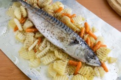 название картинки Скумбрия с овощами в духовке в фольге запеченная