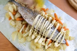название картинки Скумбрия с овощами в духовке в фольге запеченная