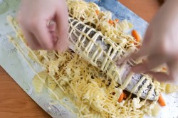 название картинки Скумбрия с овощами в духовке в фольге запеченная