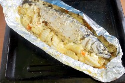 название картинки Скумбрия с овощами в духовке в фольге запеченная