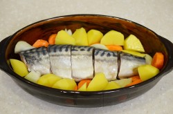 название картинки Скумбрия с овощами запеченная в духовке