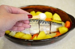 название картинки Скумбрия с овощами запеченная в духовке