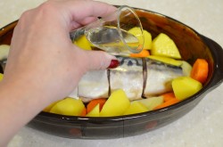 название картинки Скумбрия с овощами запеченная в духовке