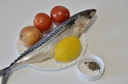 название картинки Скумбрия с помидорами запеченная в духовке с луком