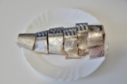 название картинки Скумбрия с помидорами запеченная в духовке с луком