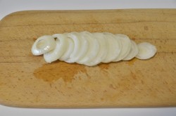 название картинки Скумбрия с помидорами запеченная в духовке с луком