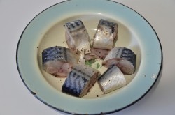 название картинки Скумбрия с помидорами запеченная в духовке с луком