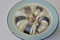 название картинки Скумбрия с помидорами запеченная в духовке с луком