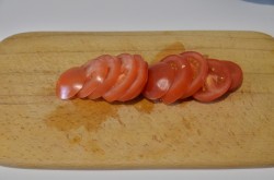 название картинки Скумбрия с помидорами запеченная в духовке с луком