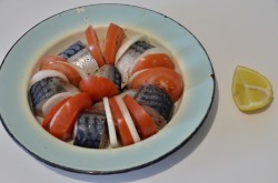 название картинки Скумбрия с помидорами запеченная в духовке с луком