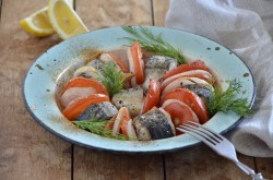 название картинки Скумбрия с помидорами запеченная в духовке с луком