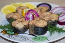 название картинки Скумбрия в луковой шелухе за 3 минуты  быстро и вкусно