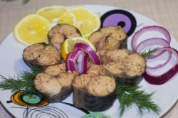 название картинки Скумбрия в луковой шелухе за 3 минуты  быстро и вкусно