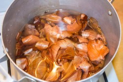 название картинки Скумбрия в луковой шелухе за 3 минуты  быстро и вкусно