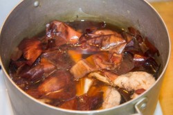 название картинки Скумбрия в луковой шелухе за 3 минуты  быстро и вкусно