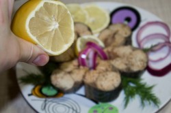 название картинки Скумбрия в луковой шелухе за 3 минуты  быстро и вкусно