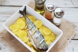 Скумбрия запеченная  с картошкой в духовке