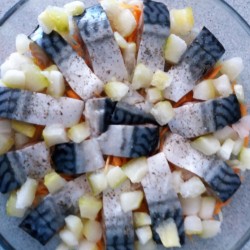 Скумбрия запеченная с овощами в сливках в духовке