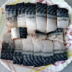 Скумбрия запеченная с овощами в сливках в духовке