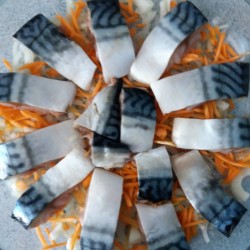 Скумбрия запеченная с овощами в сливках в духовке