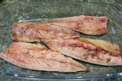 Скумбрия запеченная с паприкой и чесноком - шаг 1 Скумбрия запеченная с паприкой и чесноком - шаг 1