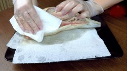 Скумбрия целиком в духовке с морковью и луком - шаг 2 Скумбрия целиком в духовке с морковью и луком - шаг 2