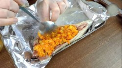 Скумбрия целиком в духовке с морковью и луком - шаг 6 Скумбрия целиком в духовке с морковью и луком - шаг 6