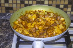 Сладкая свинина с ананасами