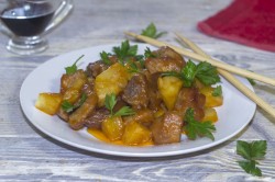 Сладкая свинина с ананасами