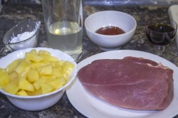 Сладкая свинина с ананасами