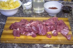 Сладкая свинина с ананасами