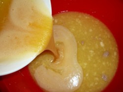 Сладкие булочки из дрожжевого теста на сыворотке - шаг 1 Сладкие булочки из дрожжевого теста на сыворотке - шаг 1