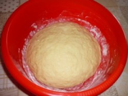 Сладкие булочки из дрожжевого теста на сыворотке - шаг 2 Сладкие булочки из дрожжевого теста на сыворотке - шаг 2