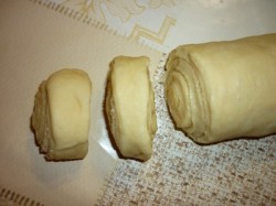 Сладкие булочки из дрожжевого теста на сыворотке - шаг 4 Сладкие булочки из дрожжевого теста на сыворотке - шаг 4