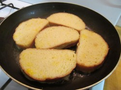 название картинки Сладкие гренки с яйцом и молоком