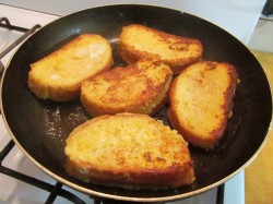 название картинки Сладкие гренки с яйцом и молоком