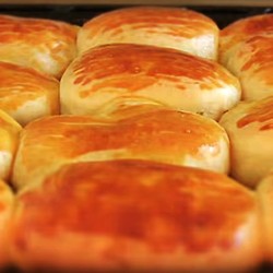 Сладкие пирожки из дрожжевого теста с яблоками и тыквой