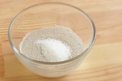 Сладкие пирожки из дрожжевого теста с яблоками и тыквой