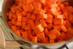 Сладкие пирожки из дрожжевого теста с яблоками и тыквой