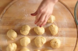 Сладкие пирожки из дрожжевого теста с яблоками и тыквой