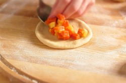 Сладкие пирожки из дрожжевого теста с яблоками и тыквой