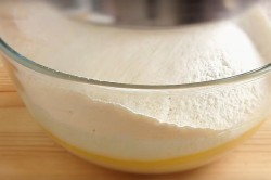 Сладкие пирожки из дрожжевого теста с яблоками и тыквой