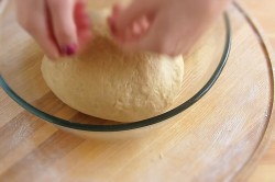 Сладкие пирожки из дрожжевого теста с яблоками и тыквой